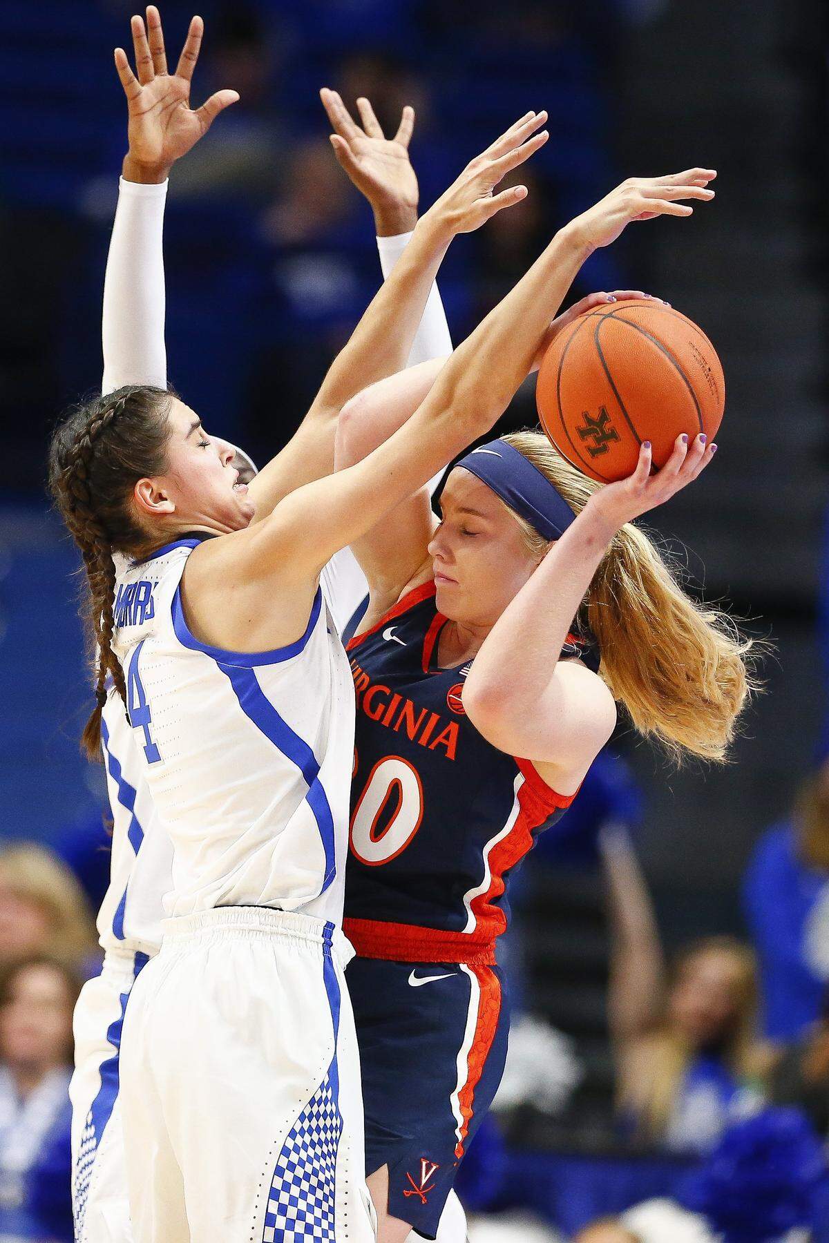 Kentucky’s Maci Morris pestered Virginia’s Erica Martinsen during Thursday night’s game.