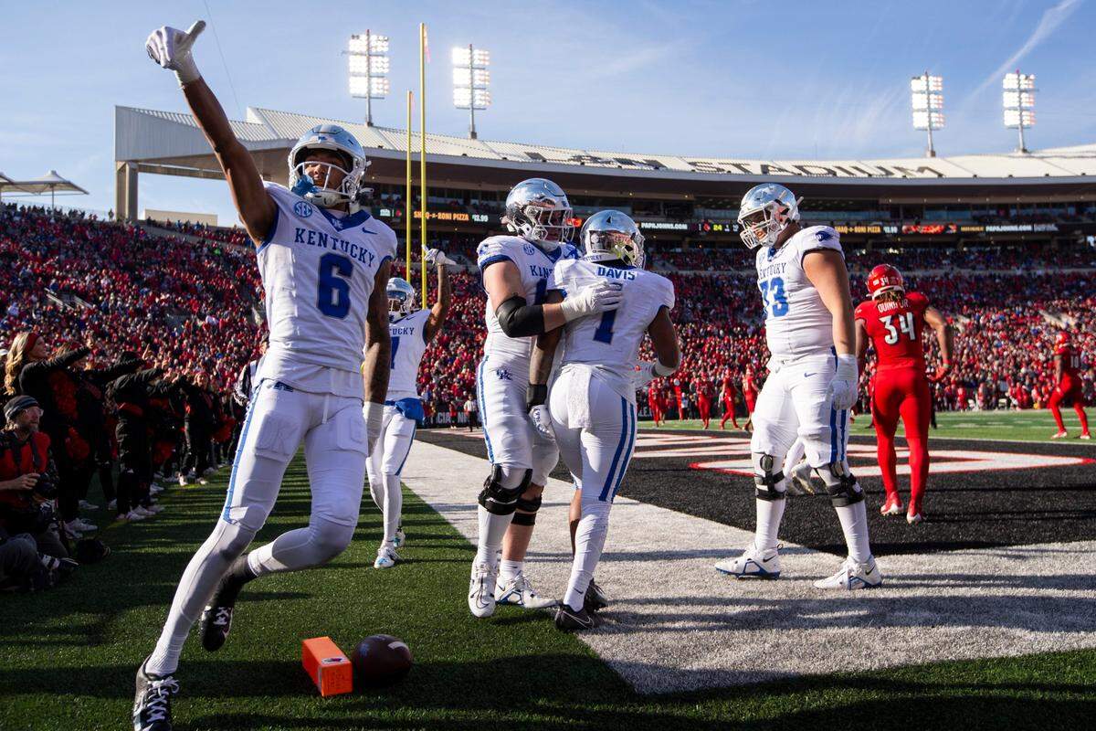 Kentucky running back Ray Davis (1) celebrated after scoring one of his three touchdowns in UK’s 38-31 upset of No. 9 Louisville in the 2023 battle for the Governor’s Cup.