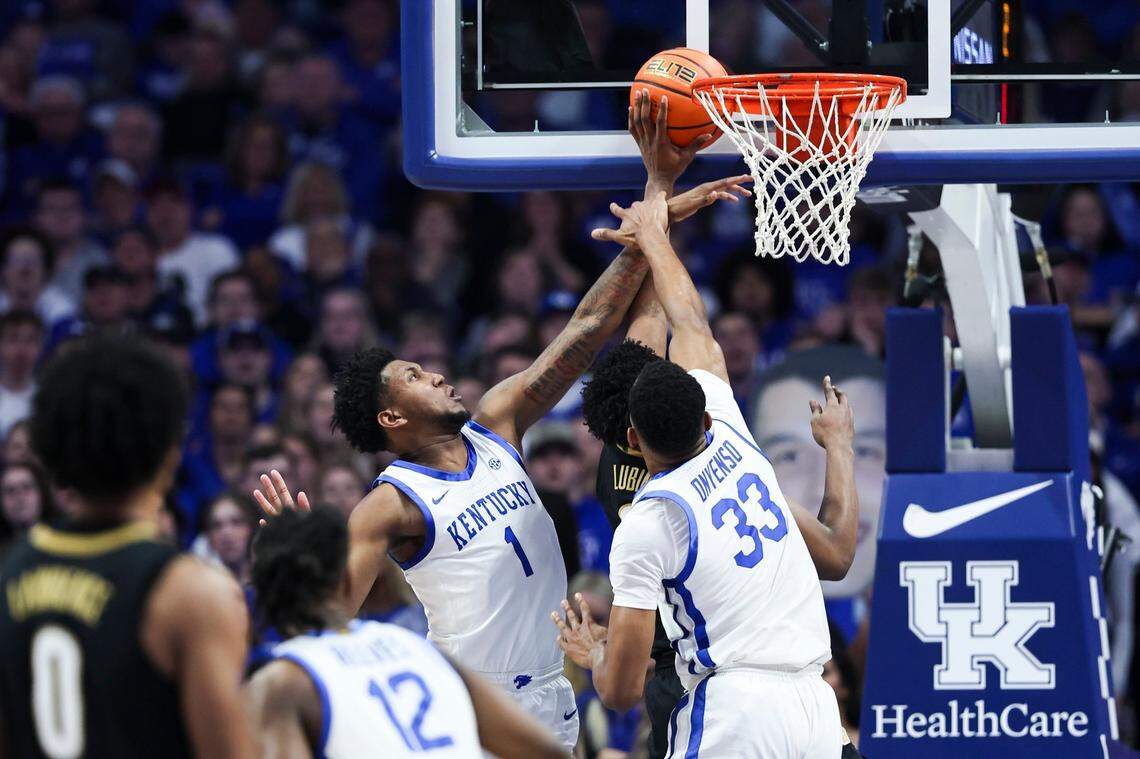 Kentucky’s Justin Edwards (1) and Ugonna Onyenso (33) stop a shot against Vanderbilt during Wednesday’s game at Rupp Arena.