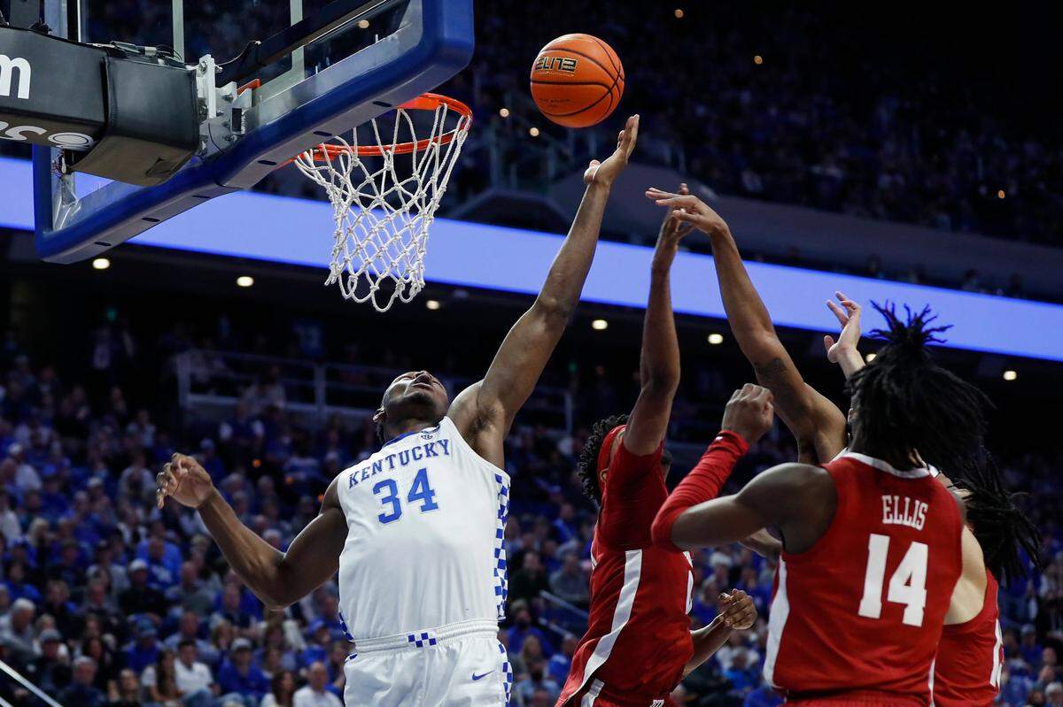 Kentucky’s Oscar Tshiebwe (34) averages 16.4 points and 15.3 rebounds per game.