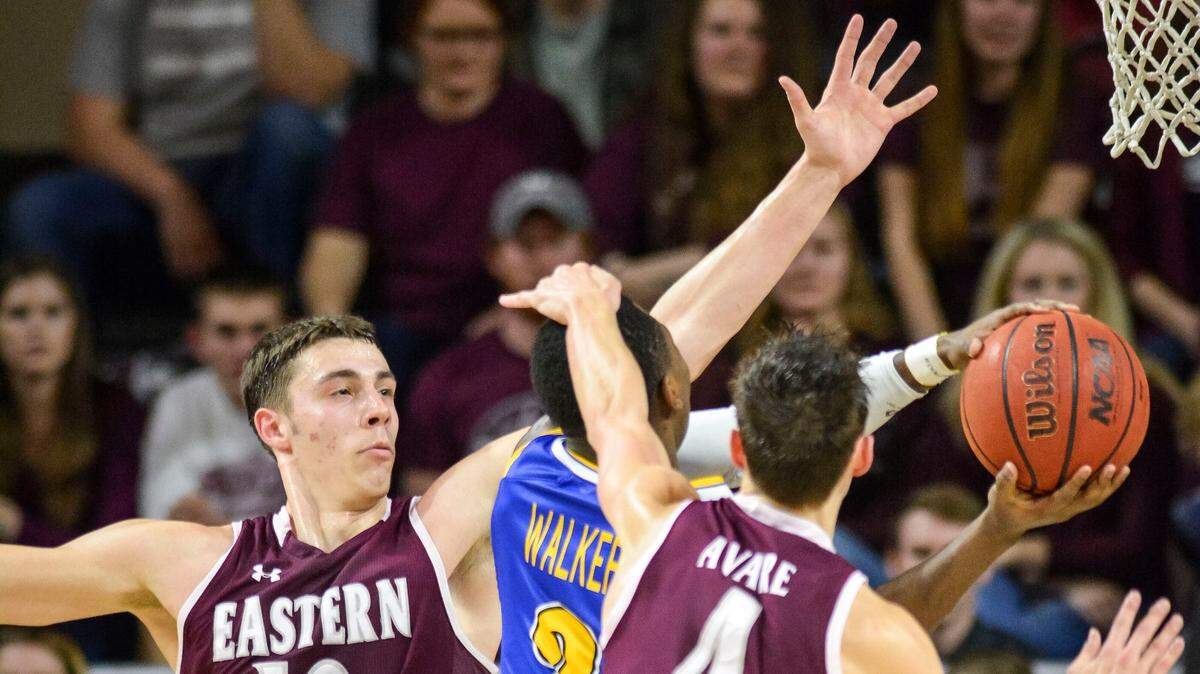 Eastern Kentucky’s Nick Mayo, left, defended a shot by Morehead state’s Jordan Walker. EKU announced this season’s non-conference schedule on Wednesday.