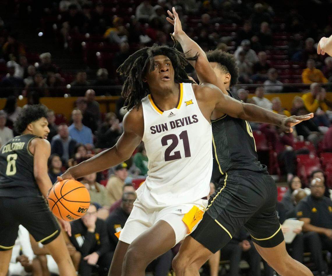 Arizona State forward Jayden Quaintance (21) gets around UCF guard Keyshawn Hall (4) during Big 12 play at Desert Financial Arena in Tempe on Jan. 14, 2025.