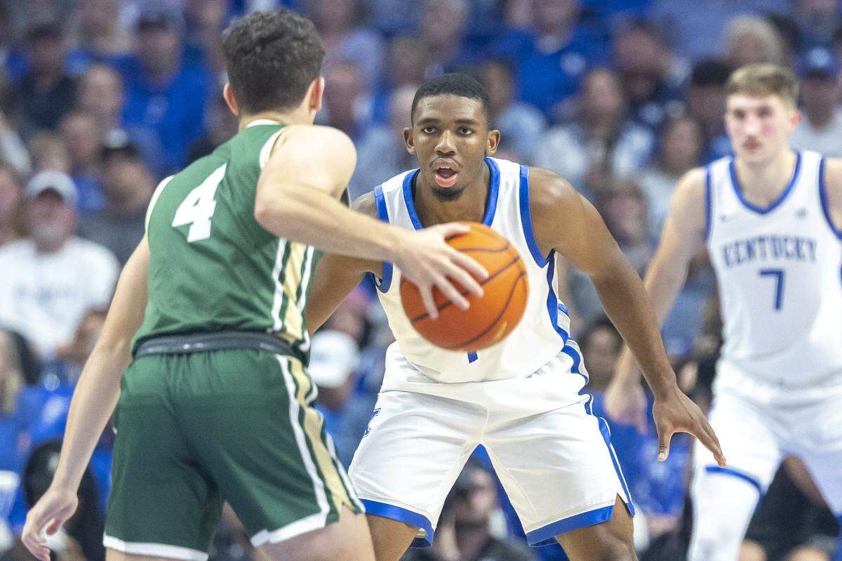 Kentucky guard Lamont Butler sizes up Wright State guard Keaton Norris during the first regular-season game in Rupp Arena.