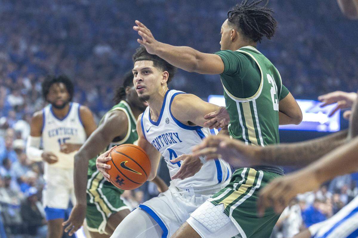 Kentucky’s Koby Brea (4) drives against Wright State’s Logan Woods (21) on Monday night. Brea made all four of his 3-point attempts and finished with 18 points.