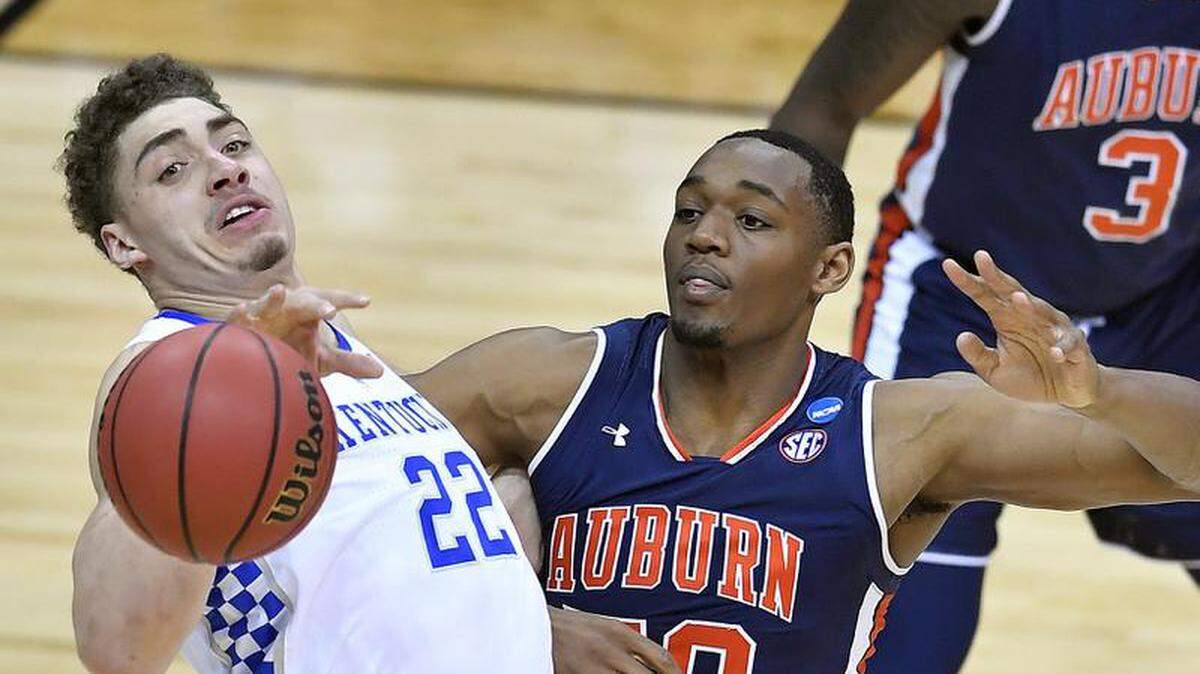 Kentucky’s Reid Travis, left, tried to catch a pass while being fouled by Auburn’s Austin Wiley.