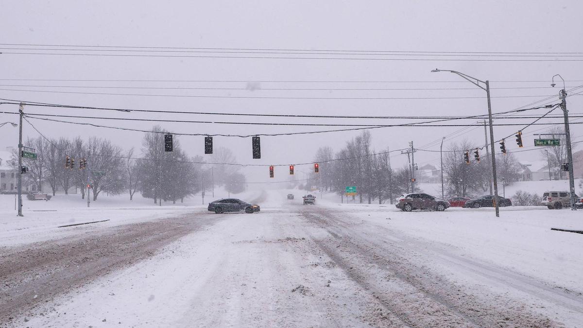 The intersection of Tates Creek Road and Man o’War Boulavard during a winter snowstorm, Sunday Jan. 5, 2025 in Lexington, Ky.