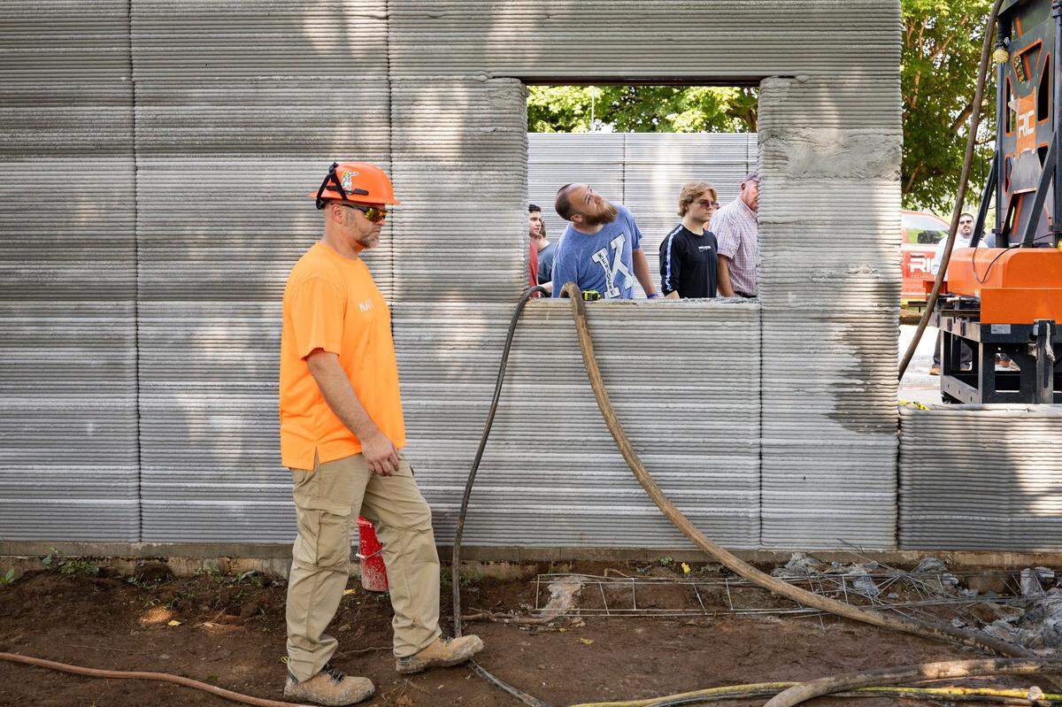 Steve Ledbetter, center, inspects the structure on a Floodbuster 1 window on Friday, June 27, 2025, at the Somerset Community College Valley Oak Center in Somerset, Ky.