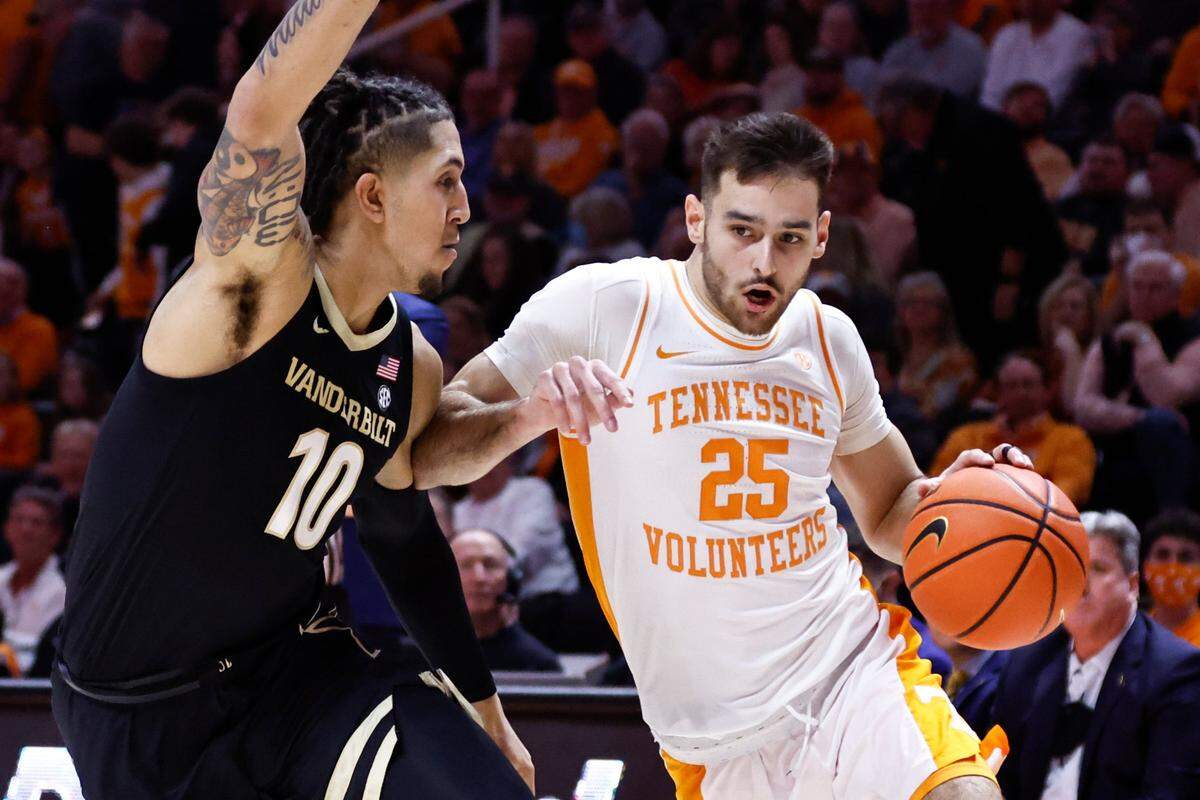 Tennessee guard Santiago Vescovi (25) had 20 points in UT’s 107-79 loss to Kentucky in Rupp Arena last month.