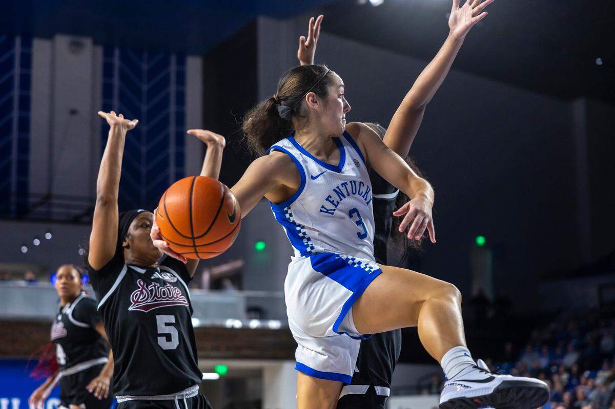 Kentucky point guard Georgia Amoore (3) made seven 3-point baskets on her way to 27 points and nine assists in the Wildcats’ SEC opener in Memorial Coliseum on Thursday night.