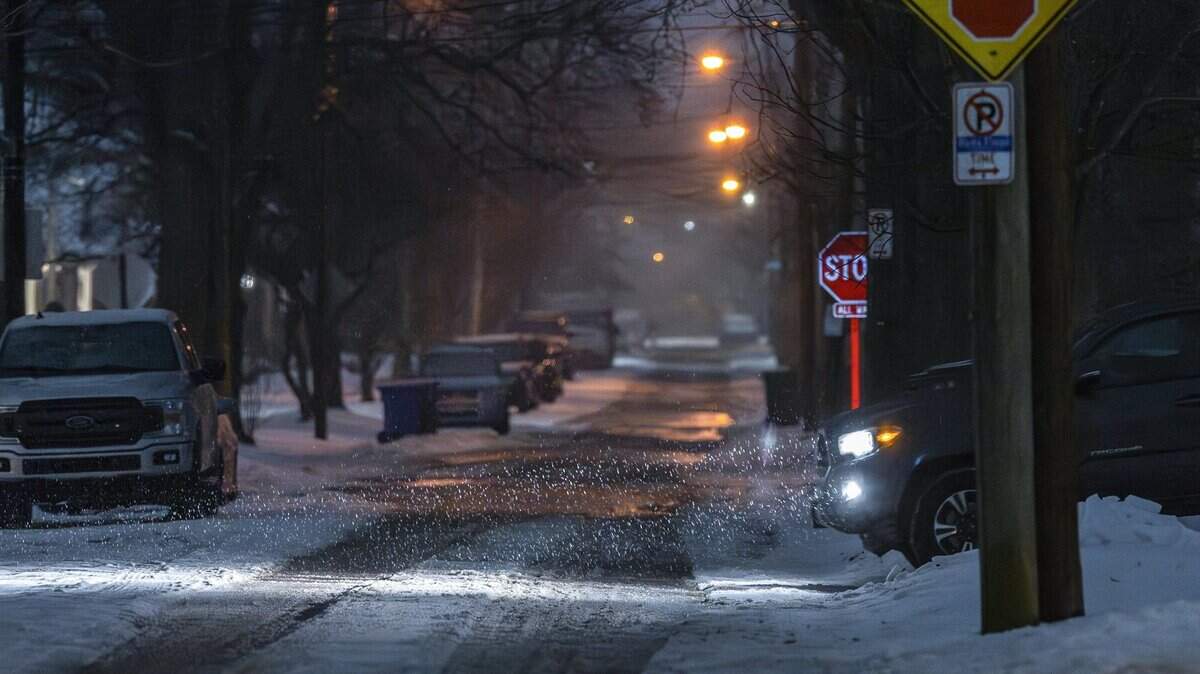 Snow falls along Aurora Avenue in Lexington, Ky., on Tuesday, Feb. 3, 2026.