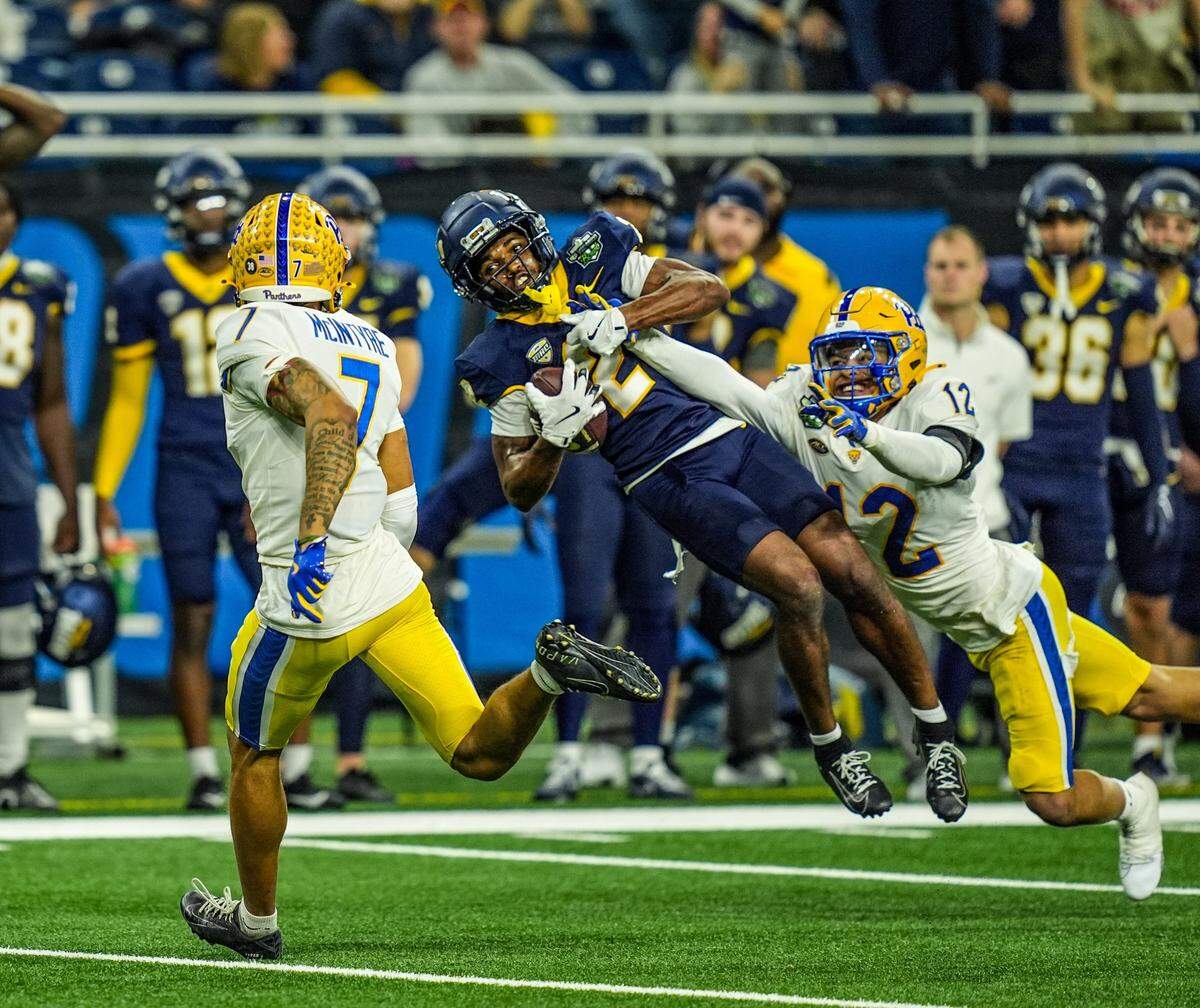 Toledo wide receiver Junior Vandeross III (2) had 12 catches for 194 yards and a touchdown to help the Rockets beat Pittsburgh 46-44 in six overtimes last season in the GameAbove Sports Bowl in Detroit.