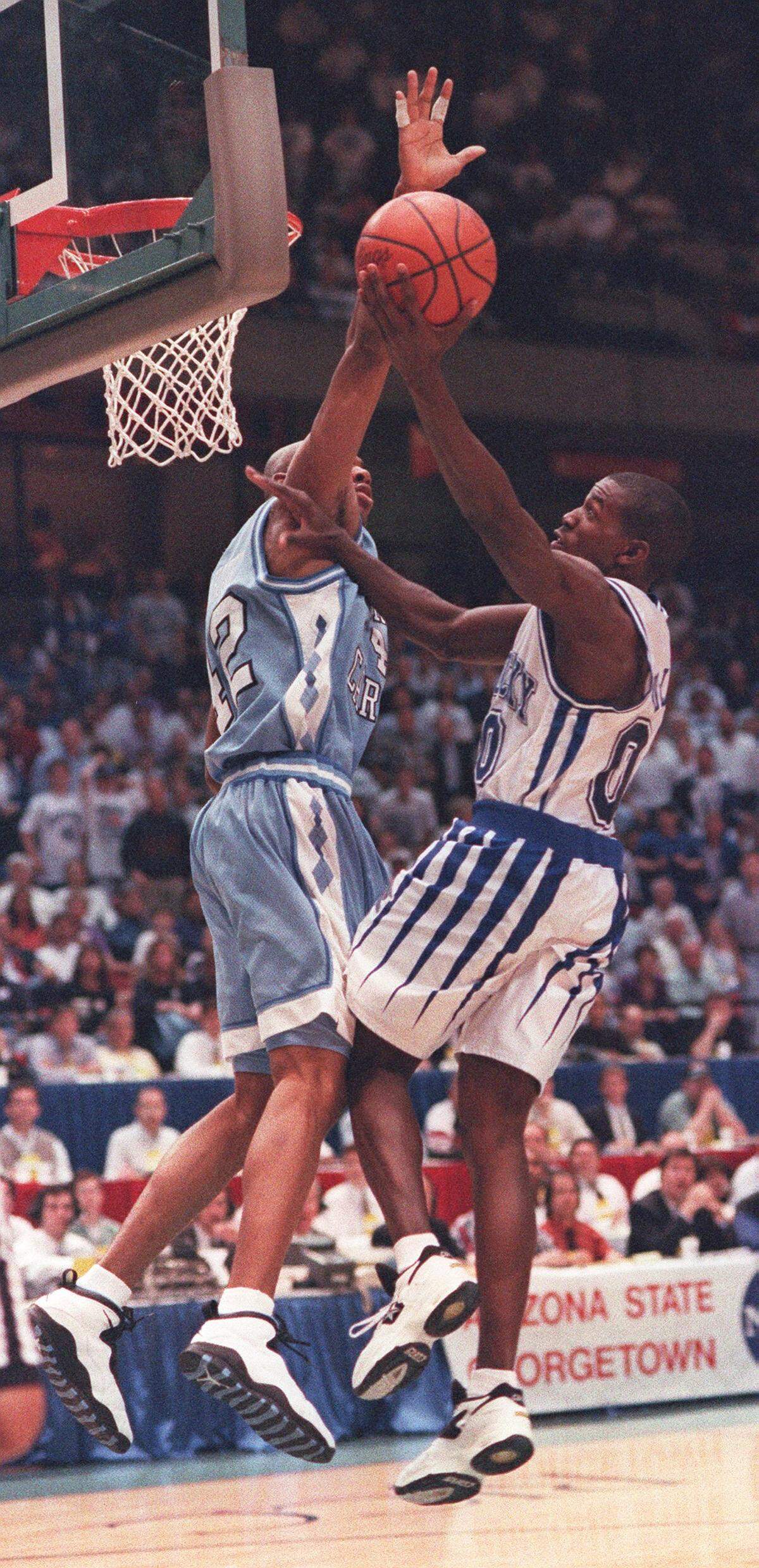 Kentucky’s Tony Delk drove against North Carolina’s Jerry Stackhouse during the NCAA Tournament Elite Eight in 1995. Delk was not a fan of UK’s “icicle” uniforms. “I just like plain jerseys,” he said at the time. “In football, I like Penn State. Most guys like (a flashier look) because it’s a chance to be seen.”