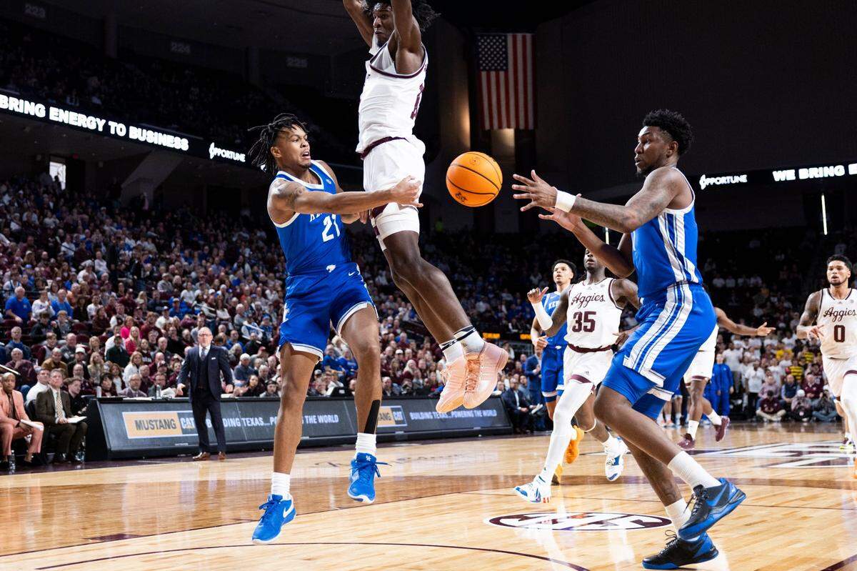Kentucky Wildcats guard D.J. Wagner (21) passes the ball around a Texas A&M Aggie to Kentucky Wildcats guard Justin Edwards (1) during the game at Reed Arena in College Station, Tx, Saturday, January 13, 2024.