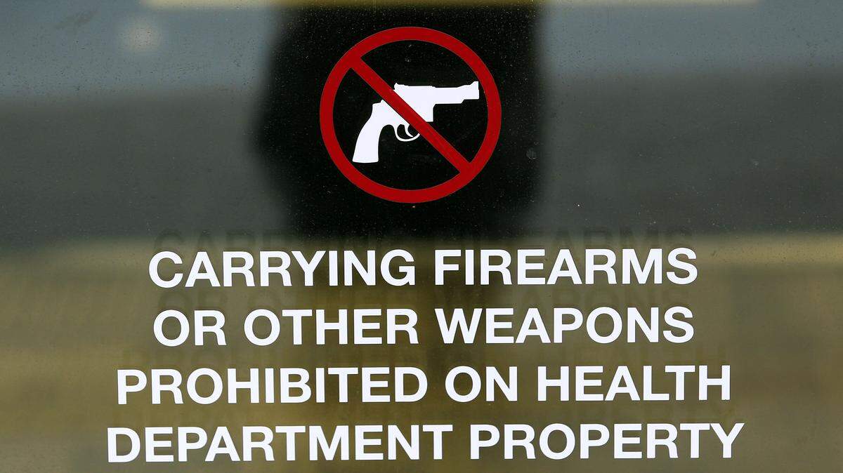 A sign prohibits firearms or weapons in the Lexington-Fayette County Health Department on Newtown Pike. Photo by Charles Bertram | Staff





