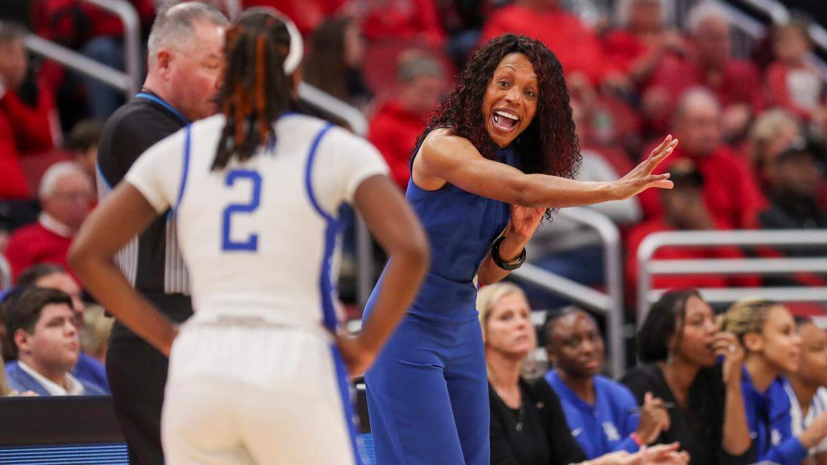 Kentucky head coach Kyra Elzy directs guard Saniah Tyler (2) during the first half against Louisville.