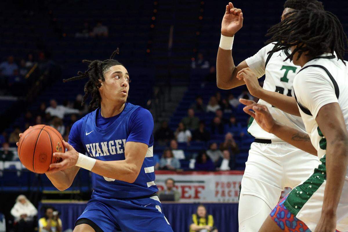 Kyran Tilley, left, scored a game-high 20 points to lead Evangel Christian into Saturday’s semifinals.