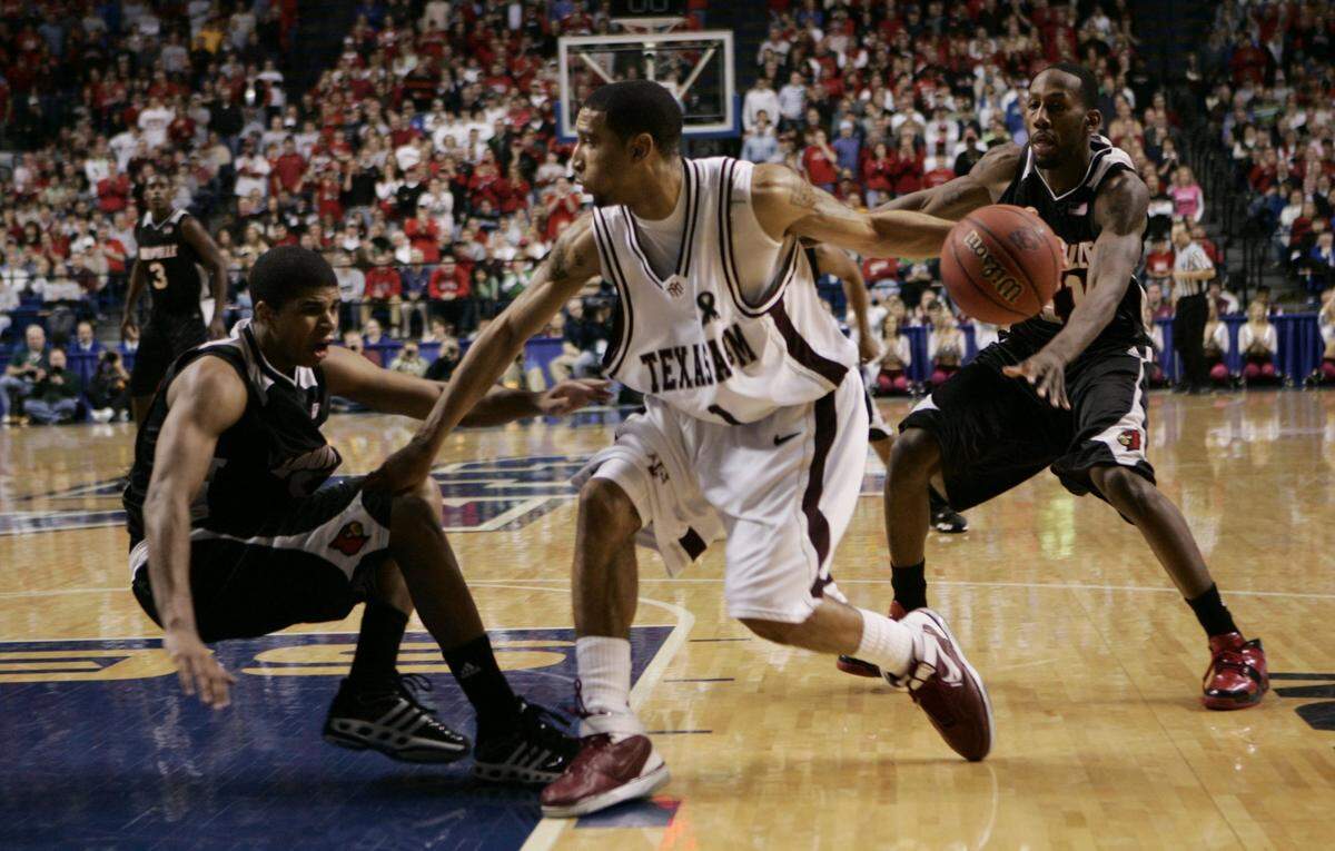 Louisville’s Edgar Sosa fell to the ground as teammate Brandon Jenkins, right, pressed Texas A&M’s Acie Law IV during their second-round game in Lexington in 2007. Texas A&M, led by Billy Gillispie, beat Louisville 72-69.