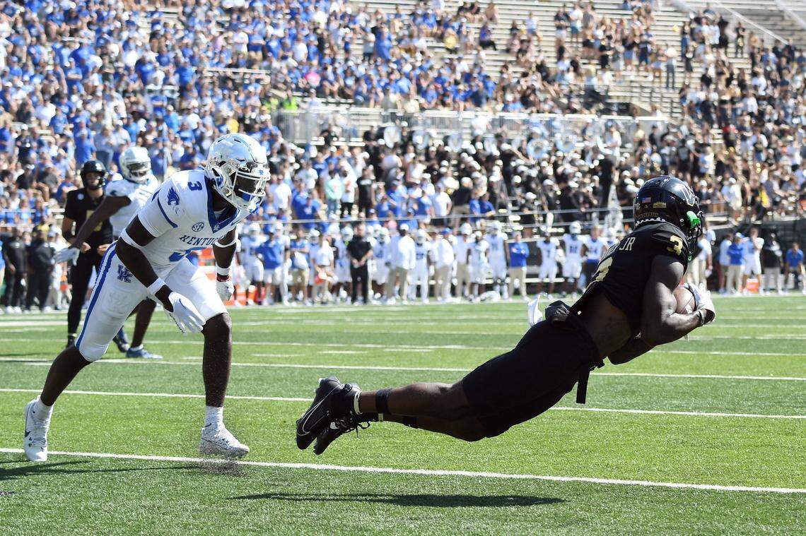 Vanderbilt wide receiver Quincy Skinner Jr. (3) dived to catch a two-point conversion pass against Kentucky in UK’s 45-28 win over the Commodores last season in Nashville.