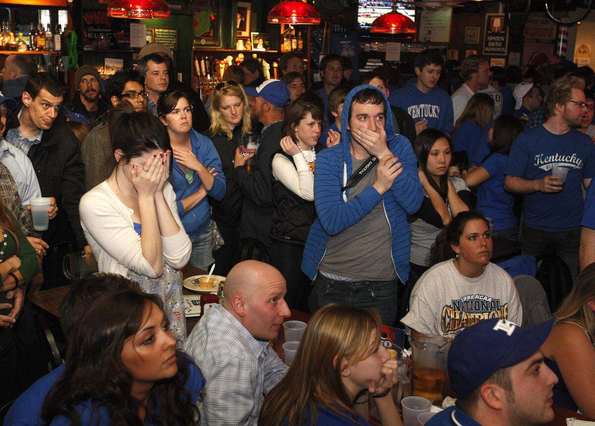 110403LEXCROWDS