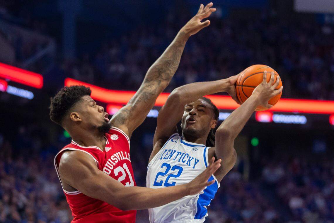 Kentucky’s Cason Wallace (22), who looks to pass the ball while guarded by Louisville’s Sydney Curry, contributed 17 points, five rebounds, two assists and two steals to his team’s win Saturday.