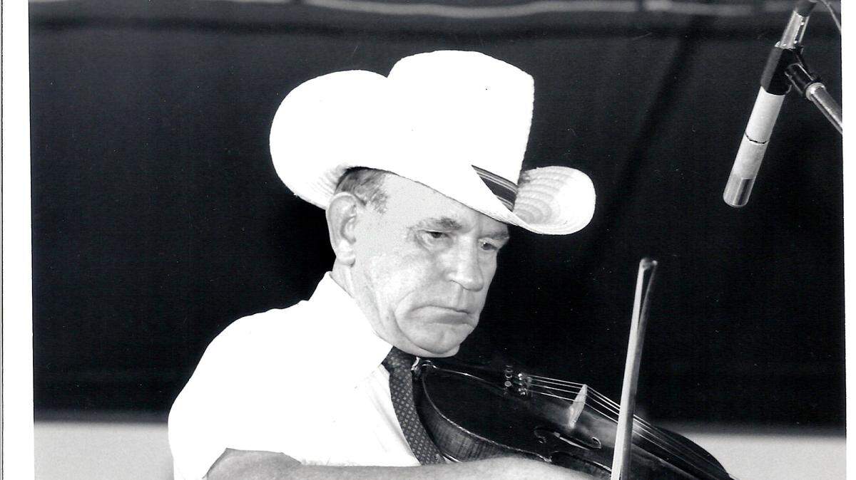 Kenny Baker's smooth style and uncanny memory of hundreds of tunes made him a favorite with bluegrass music fans.
  
