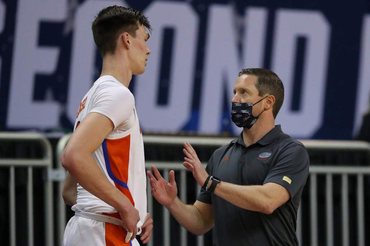 Head coach Mike White and center Colin Castleton of the Florida Gators will have to wait before playing their SEC opener for 2021-22. (Photo by Maddie Meyer/Getty Images/TNS)