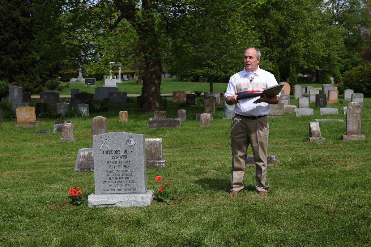 David Shannon, who organized a group to purchase a grave marker in the Lexington Cemetery for former Cincinnati Red Stockings baseball player Theodore “Huck” Conover, leads the dedication of the marker on Tuesday.