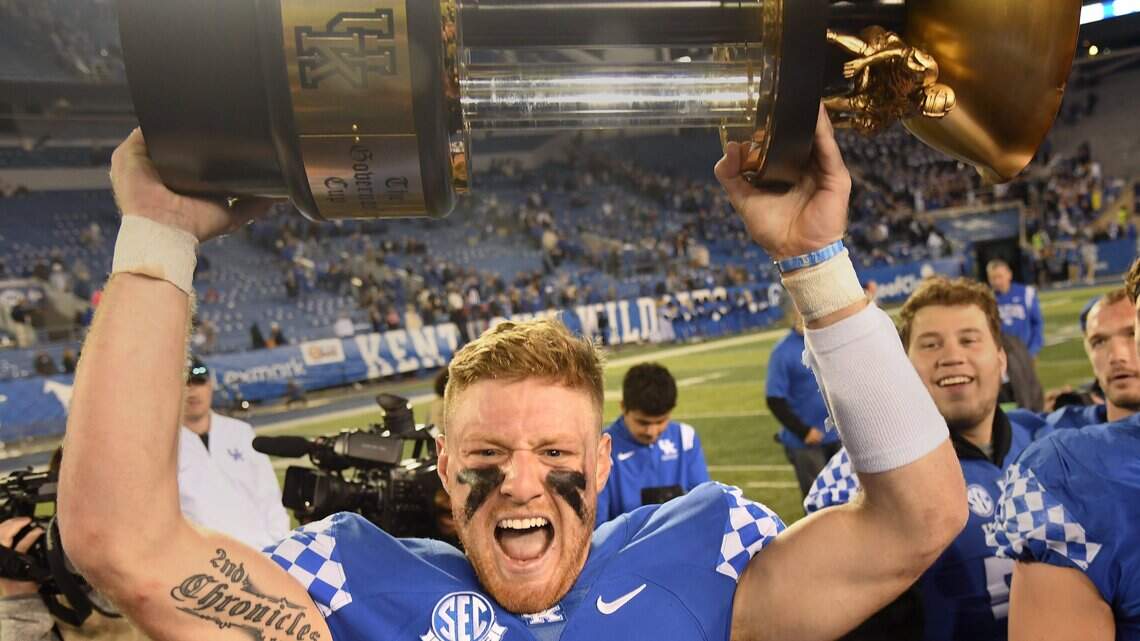 Picking the best Kentucky Wildcats quarterback from each of the past 9 decades