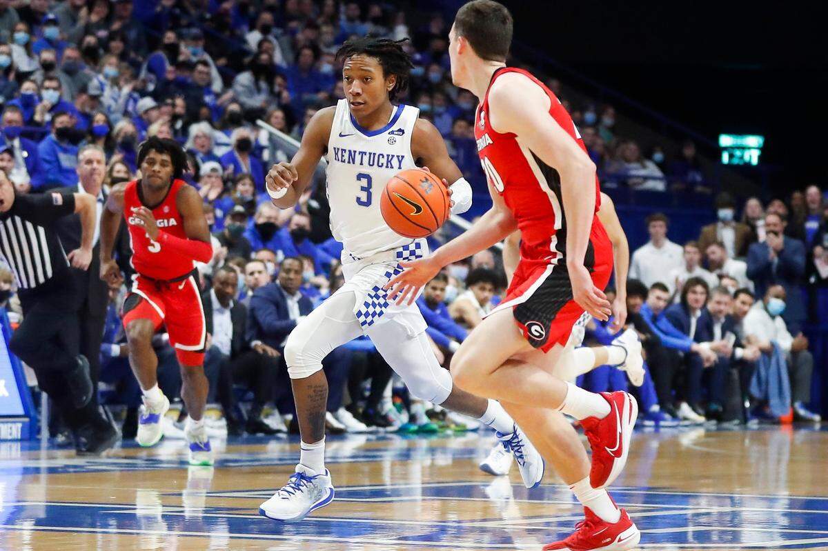 TyTy Washington (3), who dribbled past Georgia’s Noah Baumann, had 17 points and 17 assists in Saturday’s win at Rupp Arena.