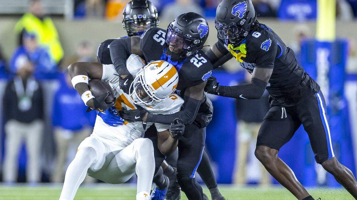 Kentucky football finds an offensive groove in a blowout loss. See the stats