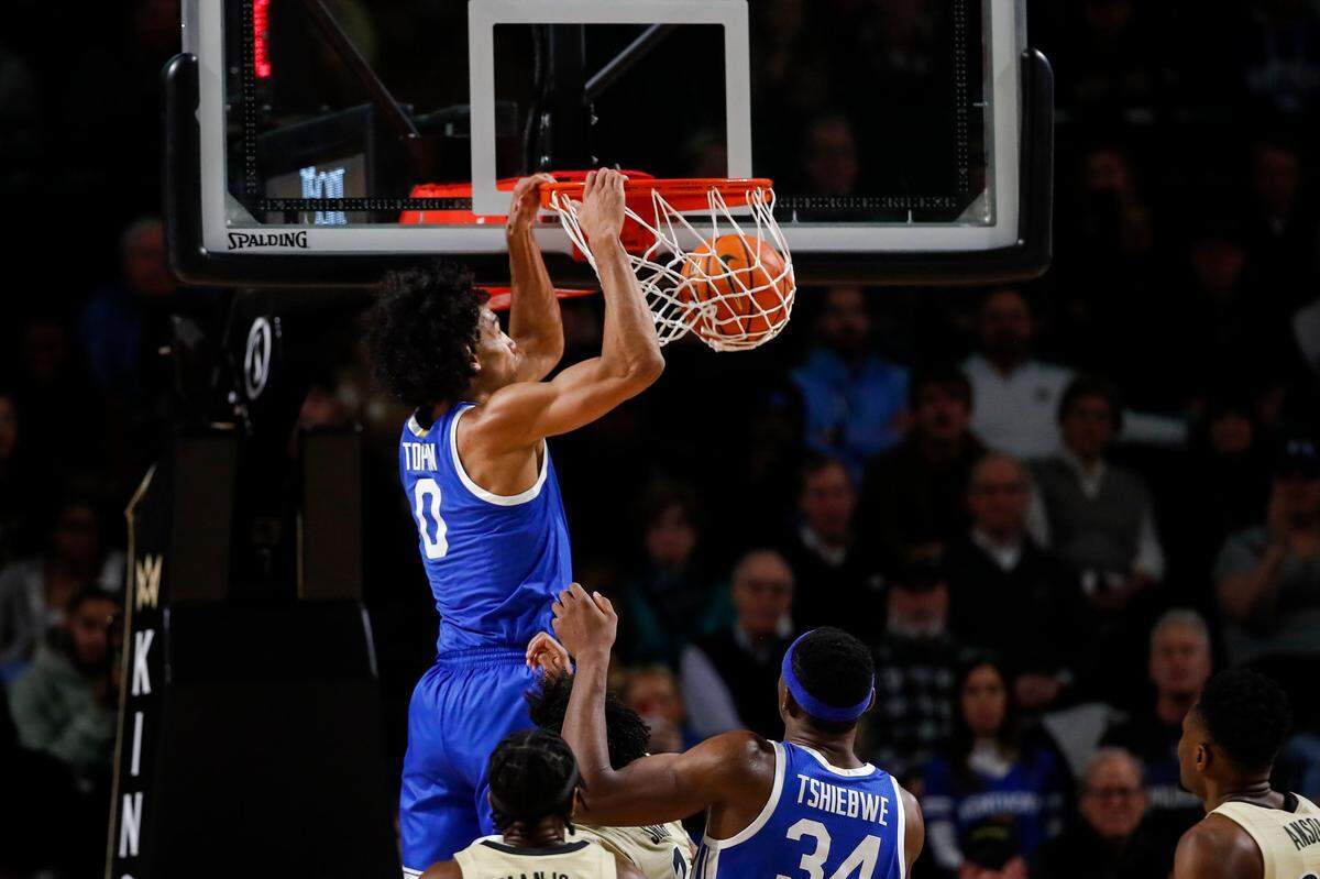 Kentucky’s Jacob Toppin (0) dunks the ball against Vanderbilt during Tuesday’s game at Memorial Gymnasium in Nashville.