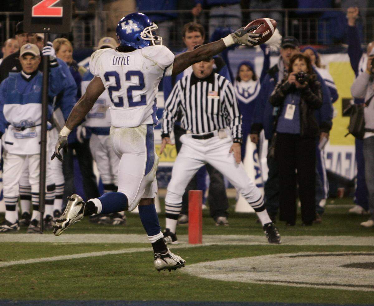 Kentucky running back Rafael Little raised the ball to the crowd as he went in for a third quarter touchdown in UK’s 35-28 win over Florida State in the 2007 Music City Bowl.