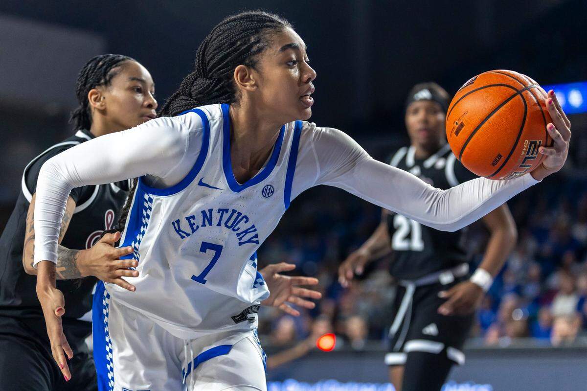 Teonni Key (7) contributed 10 points, 13 rebounds and four blocked shots to the win.