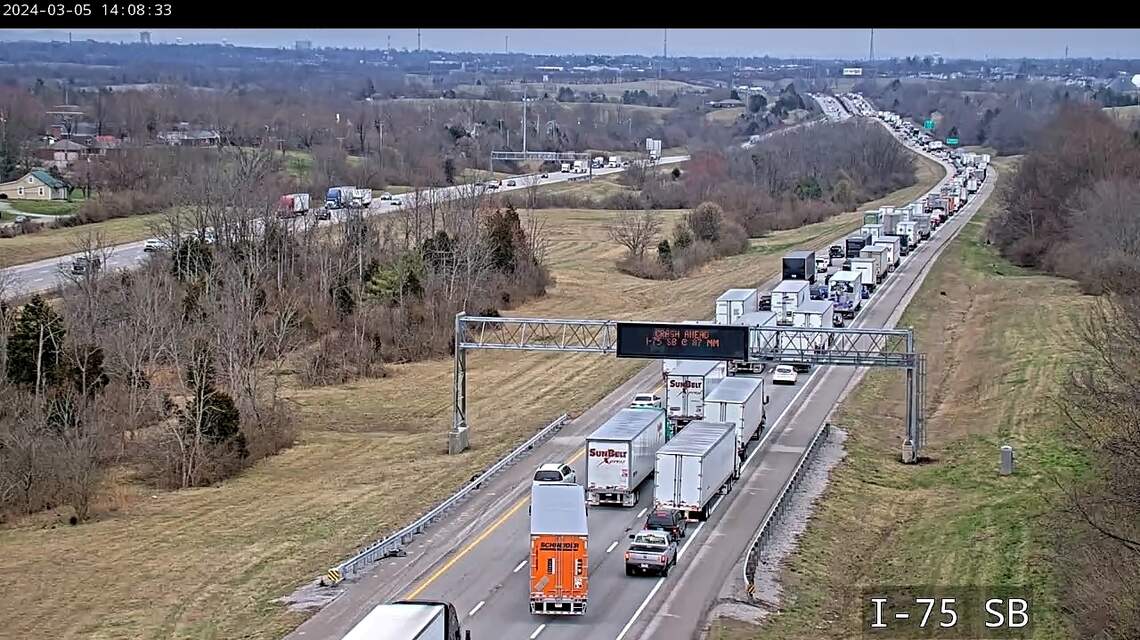 Update: One person killed in crash that shut down interstate in Central Kentucky
