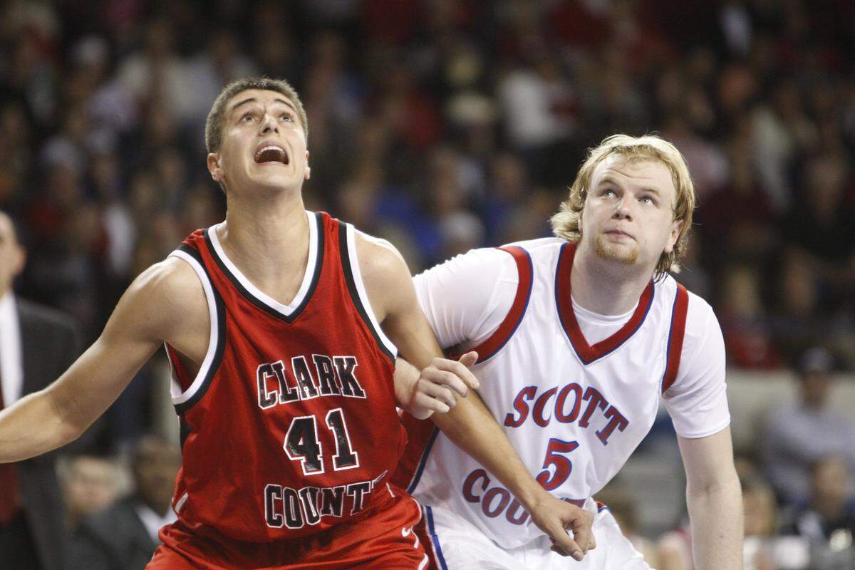 Scott County’s Dakotah Euton, right, jockeyed for rebounding position with Clark County’s Vinny Zollo during a December 2008 high school basketball game. Both Euton and Zollo made recruiting commitments to UK and ex-coach Billy Gillispie before their sophomore years of high school. Neither went on to play for Kentucky.