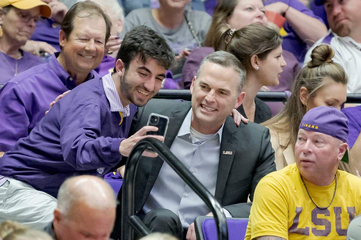 New LSU Coach Matt McMahon, center, posed for a photo shortly after being hired away from Murray State as the Tigers’ mens hoops head man.