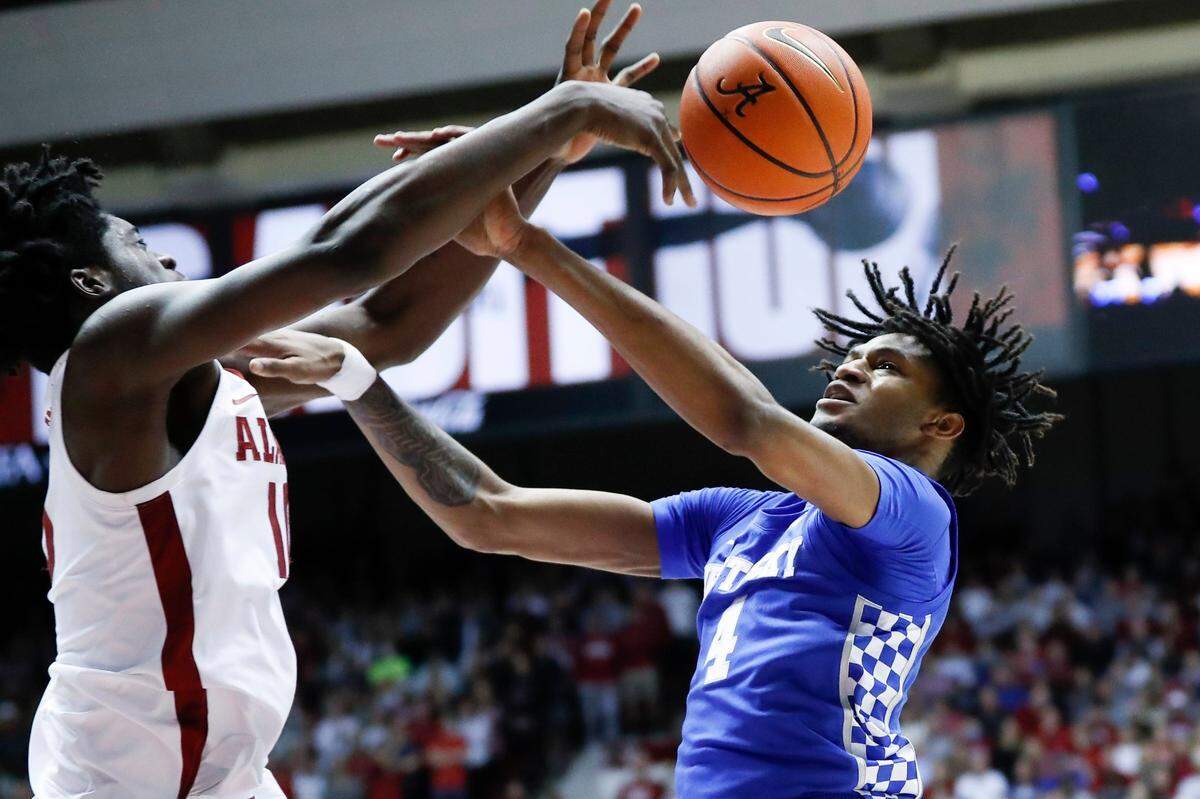 Kentucky’s Daimion Collins and Alabama’s Charles Bediako battled for the ball Saturday night in Tuscaloosa, Ala.