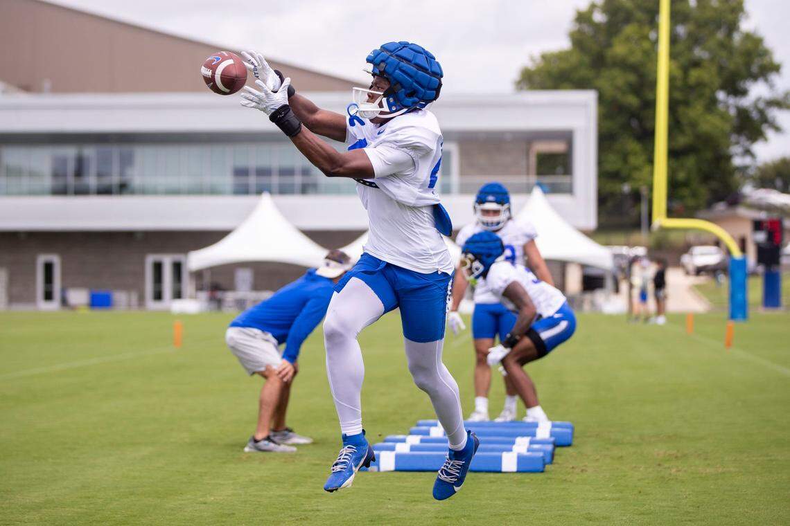 Kentucky freshman Antwan Smith, who is from Atlanta, is transitioning from the edge to playing inside linebacker.