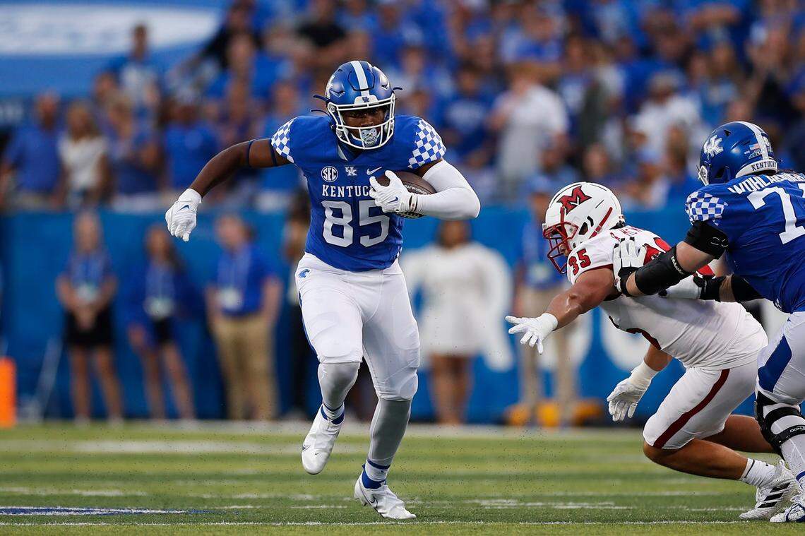Kentucky tight end Jordan Dingle (85) caught three passes for 30 yards and a touchdown in UK’s 22-19 loss at Mississippi last week. The former Bowling Green HIgh School star has eight catches for 91 yards this season.