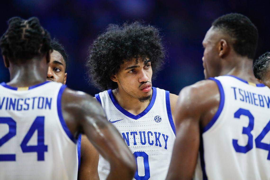 Kentucky’s Jacob Toppin (0) huddled with teammates during a timeout Tuesday night. The Wildcats’ loss to Arkansas was their third in Rupp Arena since the start of the new year.