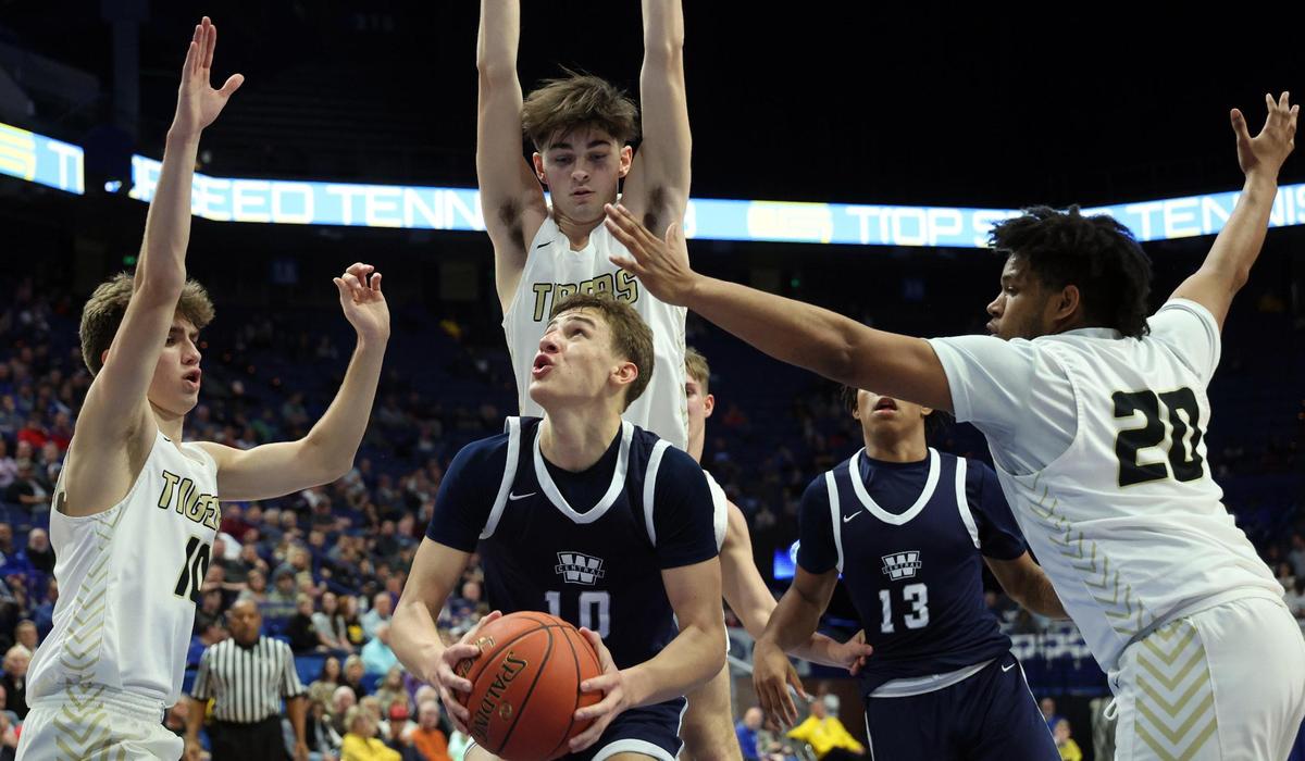 Warren Central’s Jaiden Lawrence (10) looks for an opening in the Murray defense during Friday night’s game in Rupp Arena. Lawrence topped Warren Central with 13 points.