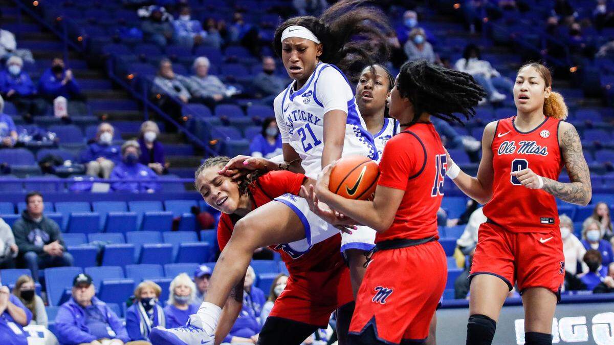 Kentucky’s Nyah Leveretter (21) tried to grab a rebound against Mississippi’s Angel Baker (15) during Sunday’s game.
