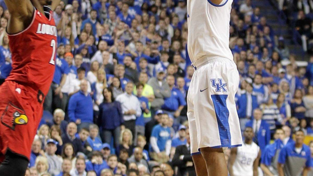 Kentucky's James Young (1) scored a three point shot as Louisville's Russ Smith (2) tried to block in the first half of the Louisville at Kentucky men's basketball game in Lexington, Ky., on Dec. 28, 2013. Photo by Pablo Alcala | Staff 