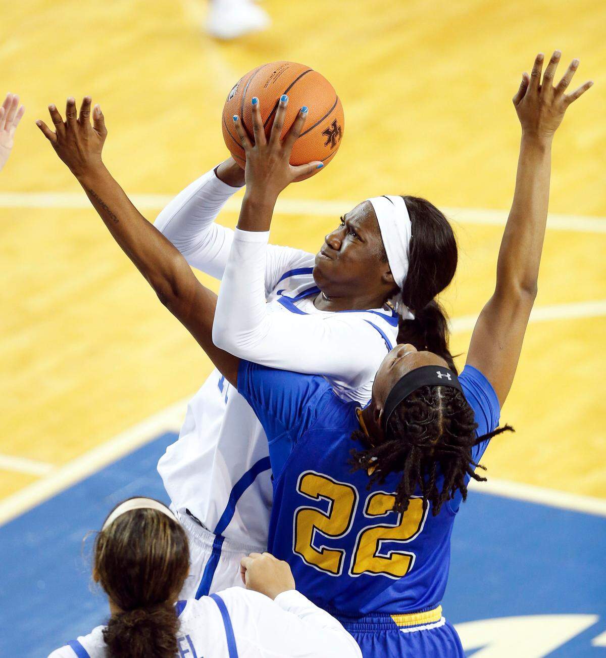 Kentucky freshman Rhyne Howard powered up a shot over Morehead State defender Tierra McGowan during the Wildcats’ win in Memorial Coliseum on Wednesday. Howard finished with 17 points and 10 rebounds.