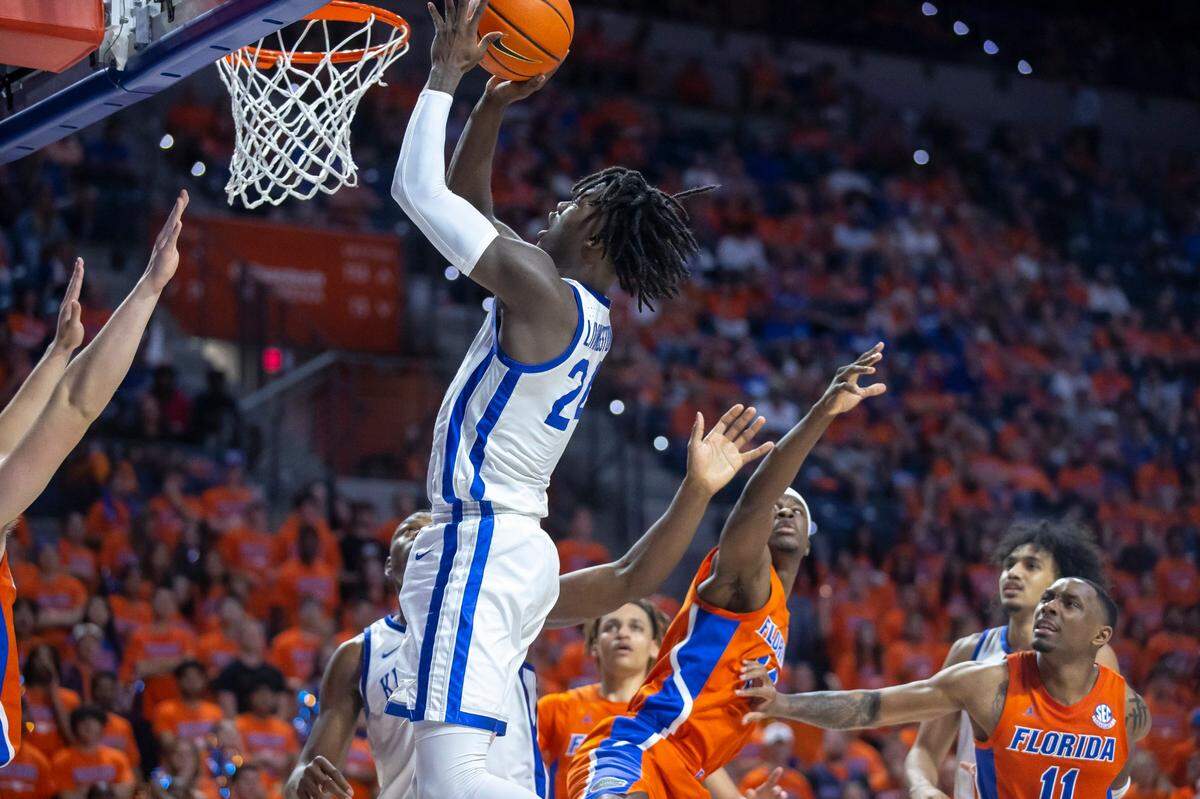 Kentucky forward Chris Livingston (24) shoots the ball during Wednesday’s game against Florida at the Stephen C. O’Connell Center in Gainesville, Fla.