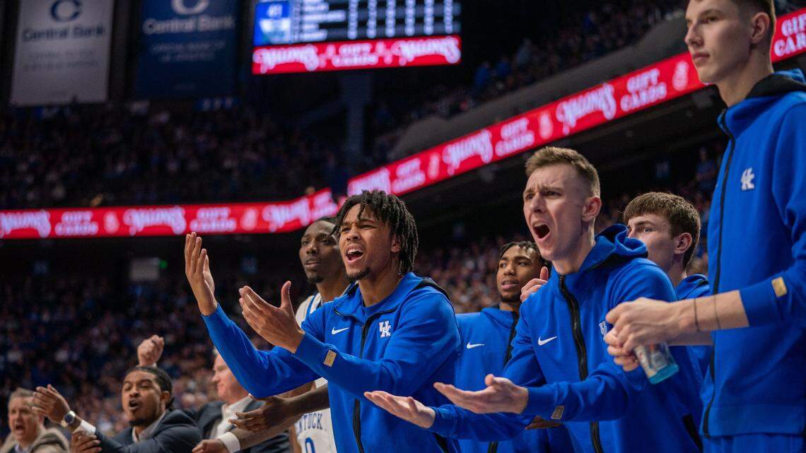 D.J. Wagner, left, and teammate Brennan Canada reacted to a play in Kentucky’s 80-73 loss to UNC Wilmington on Saturday. Wagner missed the game with an injured ankle.