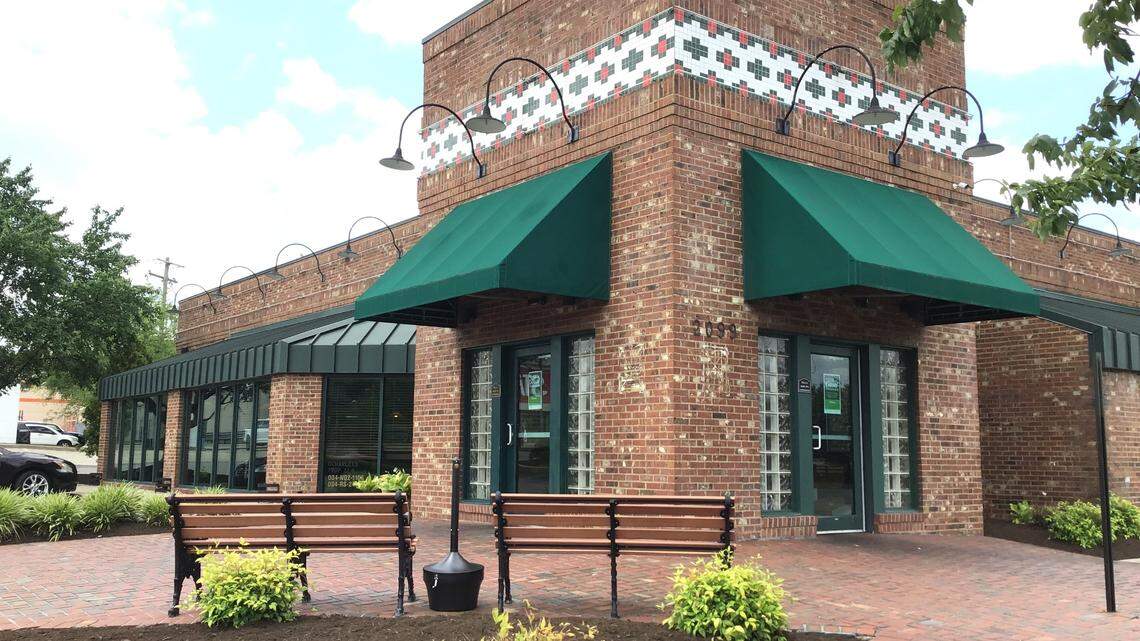 The last Lexington location of O’Charley’s at 2099 Harrodsburg Rd., Lexington, on June 12, 2023, had signs on doors saying the restaurant is permanently closed. It is unclear when the sign was posted.