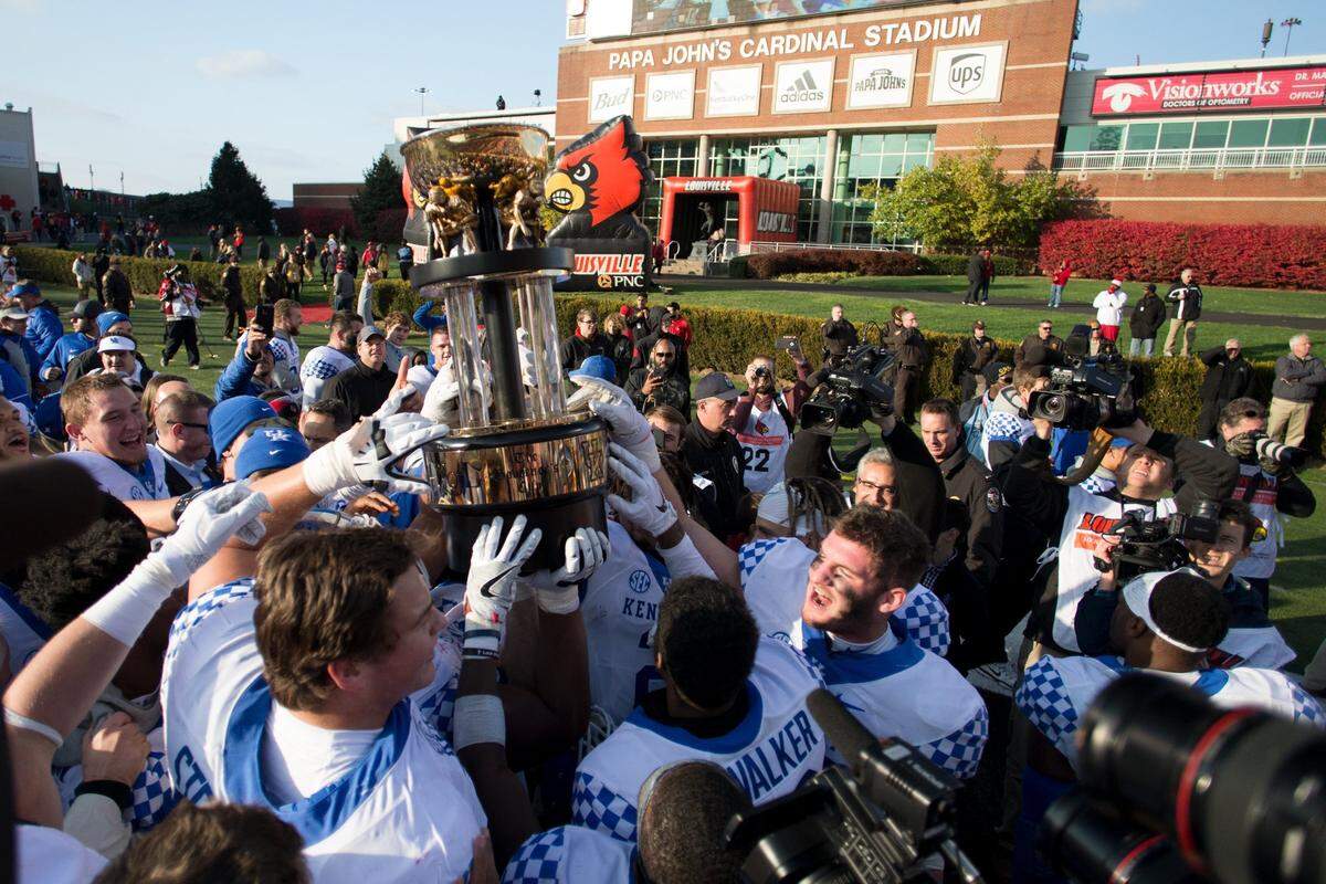 Kentucky players hoisted the Governor’s Cup after the Wildcats upset No. 11 Louisville 41-38 in 2016 at Cardinal Stadium. It started a stretch in which UK has beaten U of L in three out of four meetings.