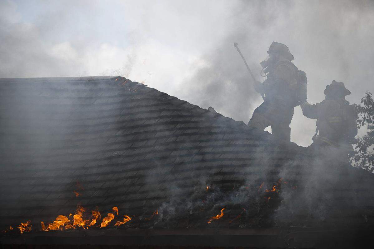 Lexington fire Capt. Derek Powe, left, and firefighter Blake Risen battled a fire May 16, 2020 at Cheddar’s Scratch Kitchen at 3094 Helmsdale Place.