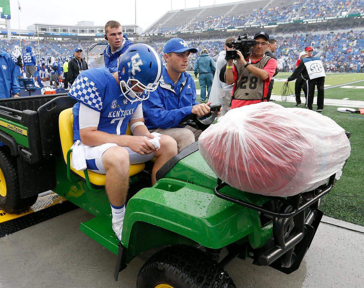 Kentucky quarterback Drew Barker (7) was taken off the field with back pain after the first series of what became UK’s 62-42 win over New Mexico State in 2016.